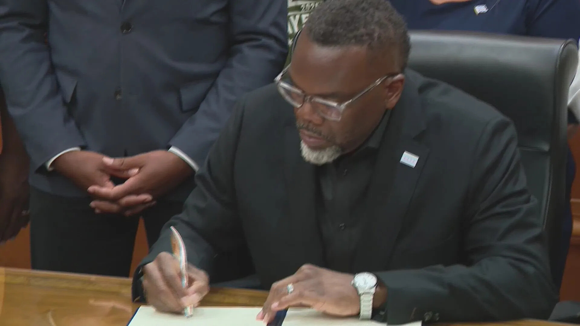 Mayor Johnson Issues Executive Order Blocking Federal Cooperation Amid 54 Weekend Shootings